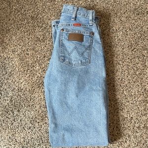 Women’s wrangler jeans. Light wash.